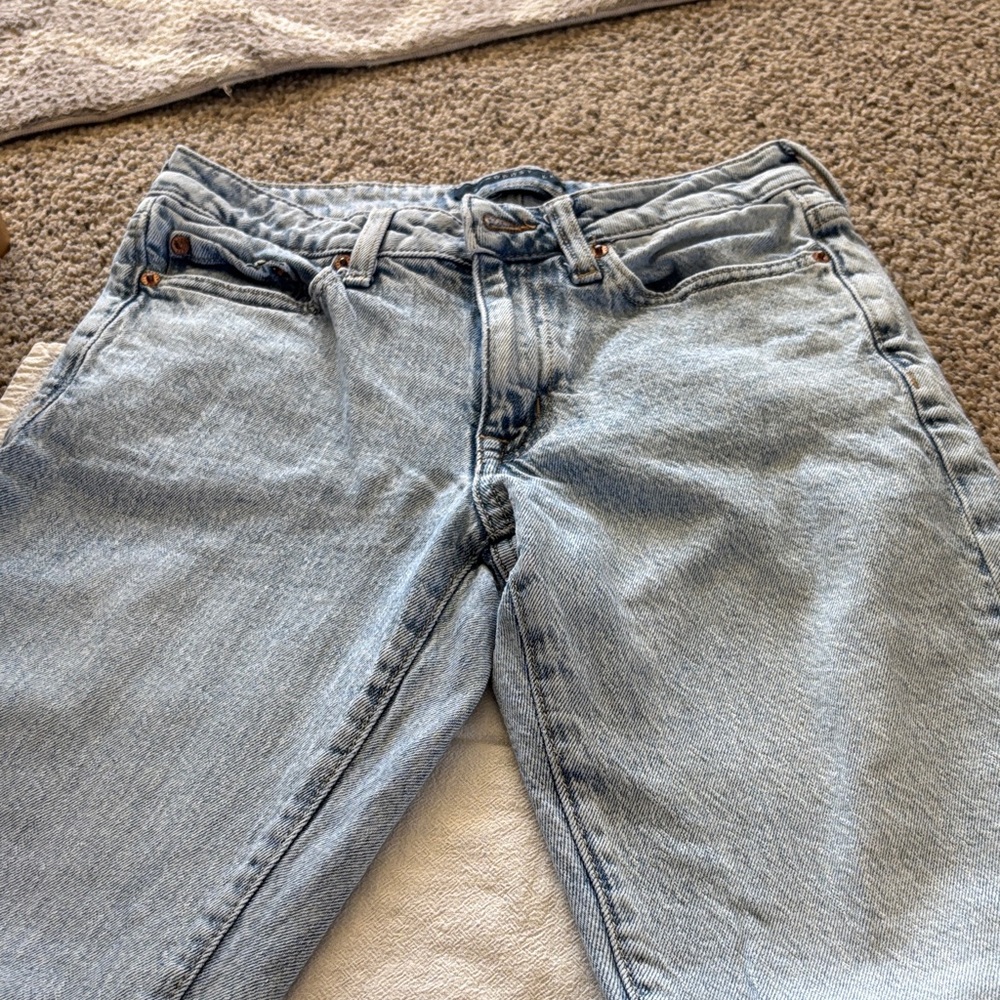Aeropostale Light Blue Denim Jeans with Leather Waist Patch - Picture 4 of 6